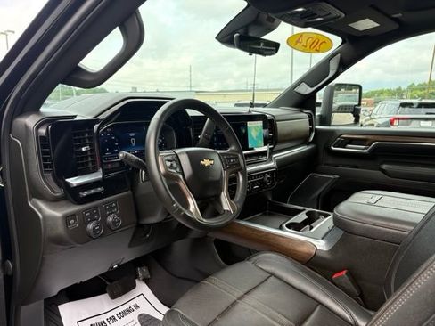 Used 2024 Chevrolet Silverado 2500 High Country w/ Technology Package AWD/4WD image 3