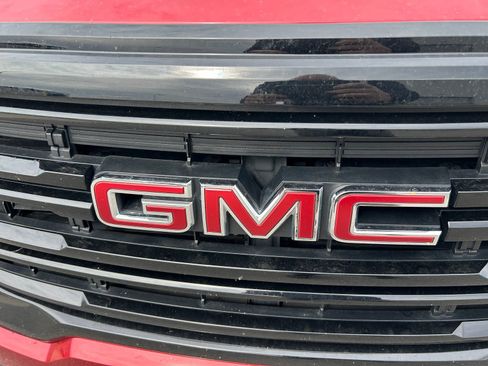 Used 2023 GMC Acadia SLE w/ Driver Convenience Package FWD image 9