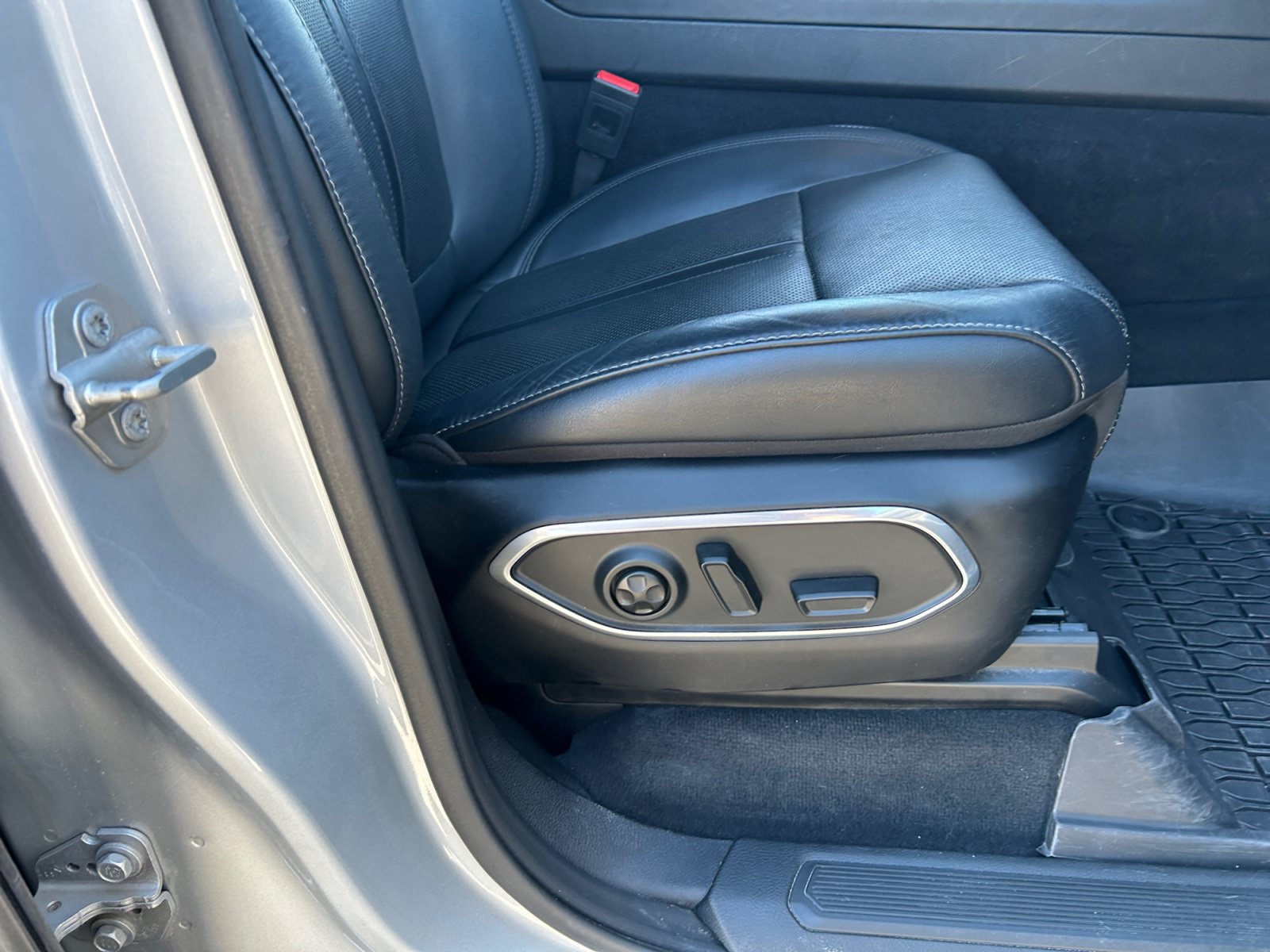 Used 2024 Jeep Wagoneer L Series II w/ Flexible Seating Group RWD image 27
