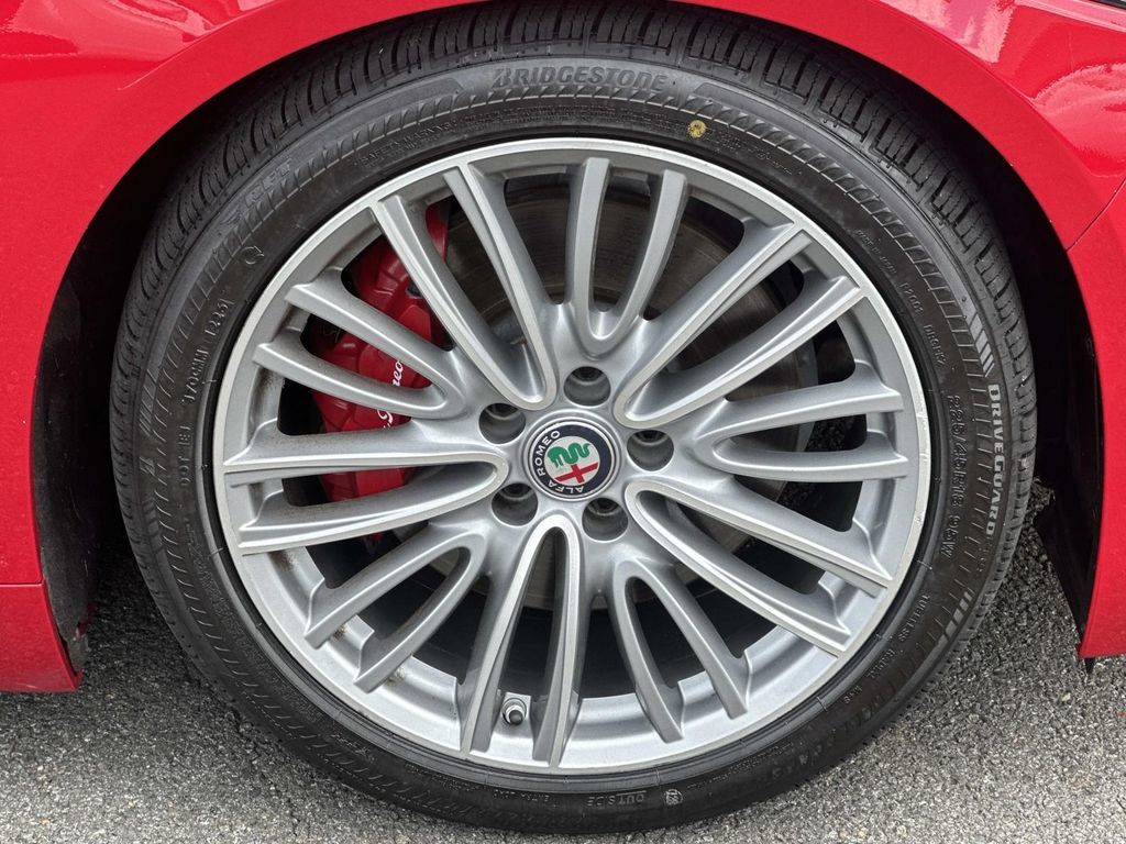 Used 2018 Alfa Romeo Giulia Ti w/ Quick Order Package 22Z Lusso RWD image 10