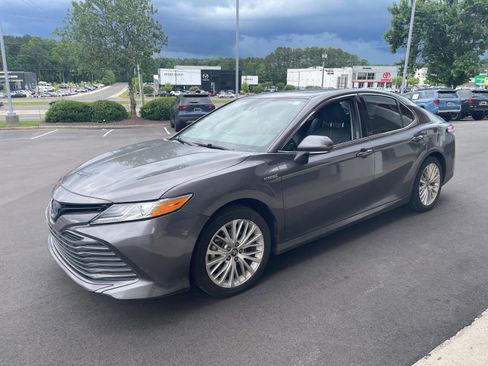 Used 2019 Toyota Camry XLE w/ Sunroof Package FWD image 8