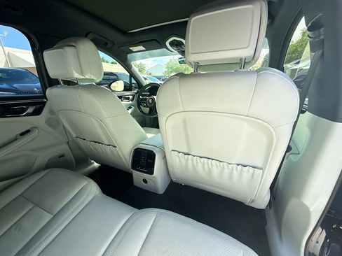 Used 2022 Porsche Macan w/ Premium Package Plus image 30