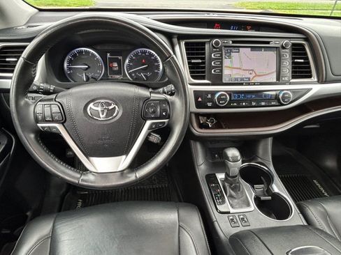 Used 2019 Toyota Highlander XLE AWD/4WD image 22