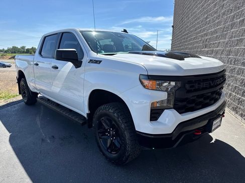 Used 2024 Chevrolet Silverado 1500 Custom Trail Boss w/ LPO, Dark Essentials Package AWD/4WD image 4
