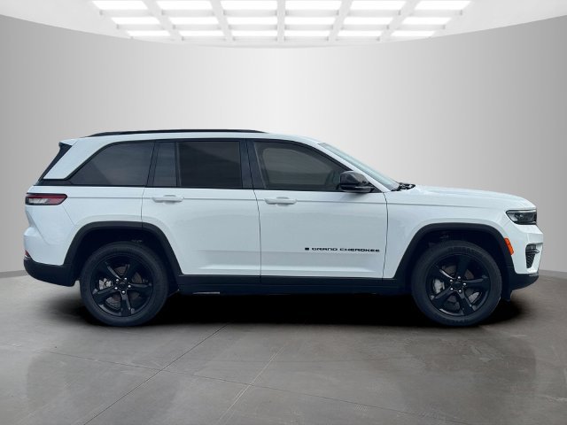 Used 2023 Jeep Grand Cherokee Limited w/ Black Appearance Package AWD/4WD image 8