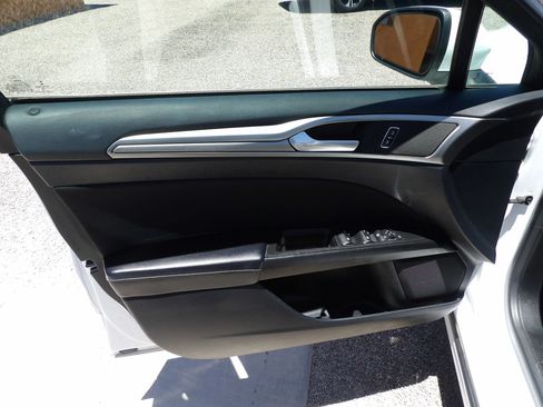 Used 2019 Ford Fusion SE FWD image 9