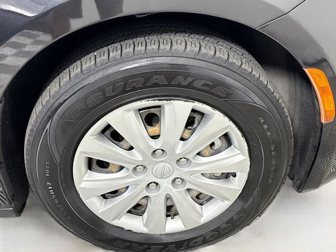 Used 2021 Chrysler Voyager L FWD image 30