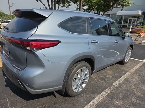 Used 2021 Toyota Highlander Limited AWD/4WD image 3