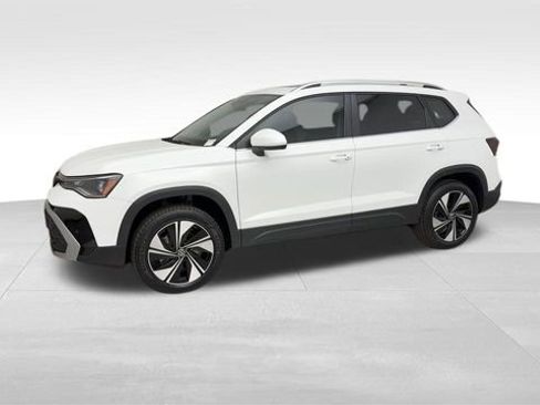 Used 2025 Volkswagen Taos SE AWD/4WD image 7