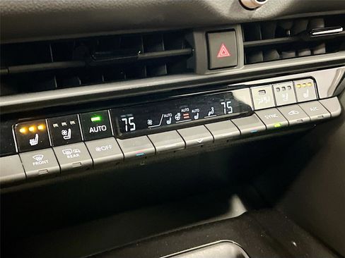 Used 2025 Toyota Crown Signia image 11