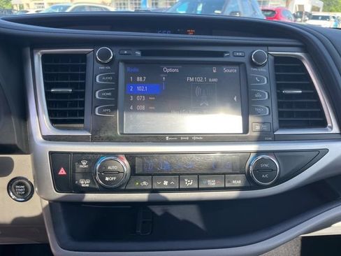 Used 2019 Toyota Highlander XLE FWD image 22