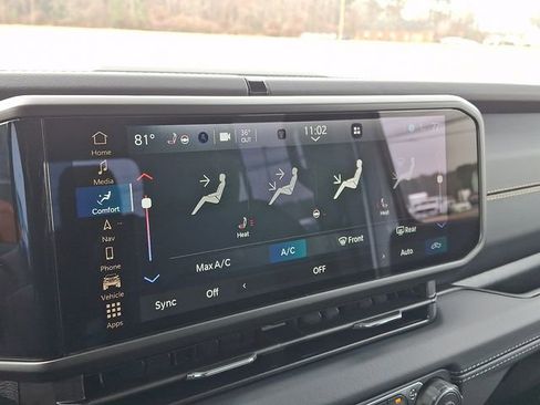 Used 2025 Jeep Gladiator Sport image 16