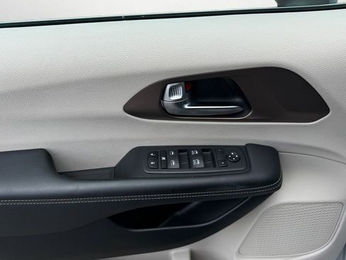 Used 2023 Chrysler Voyager LX FWD image 23