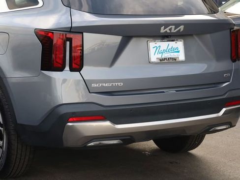 Used 2024 Kia Sorento S image 8