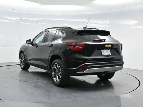 Used 2025 Chevrolet Trax LT FWD image 5