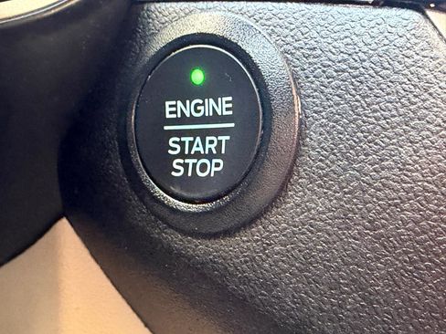 Used 2021 Ford Escape SE image 25