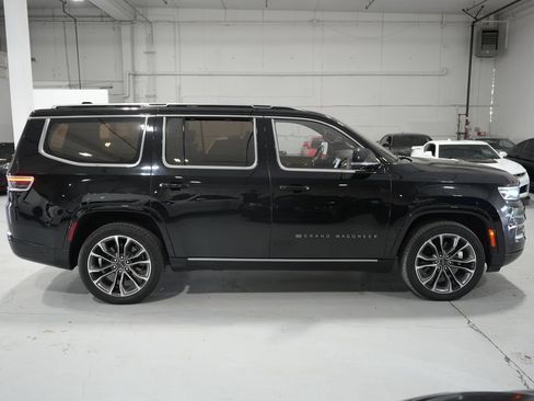 Used 2022 Jeep Grand Wagoneer Series III w/ Rear Seat Video Group 1 AWD/4WD image 7