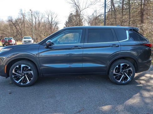 Used 2024 Mitsubishi Outlander image 3
