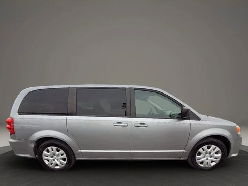 Used 2018 Dodge Grand Caravan SE image 4