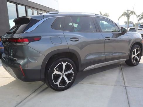 Used 2025 Volkswagen Tiguan SE FWD image 3