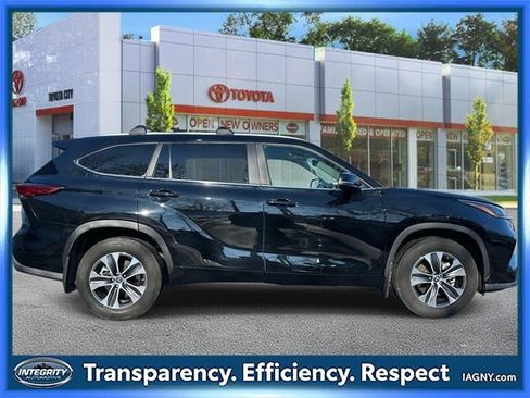 Certified 2023 Toyota Highlander XLE image 2