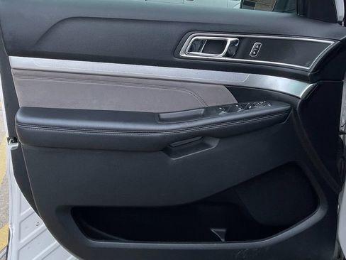 Used 2017 Ford Explorer XLT w/ Equipment Group 202A FWD image 32