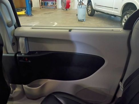 Used 2023 Chrysler Pacifica Touring-L FWD image 40