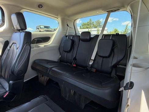 Certified 2023 Chrysler Pacifica Touring-L FWD image 21