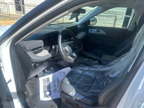 Used 2025 Ford Explorer Active w/ Active Comfort Package RWD image 11