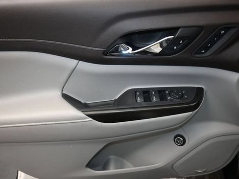 Used 2021 GMC Acadia SLT w/ Technology Package FWD image 13
