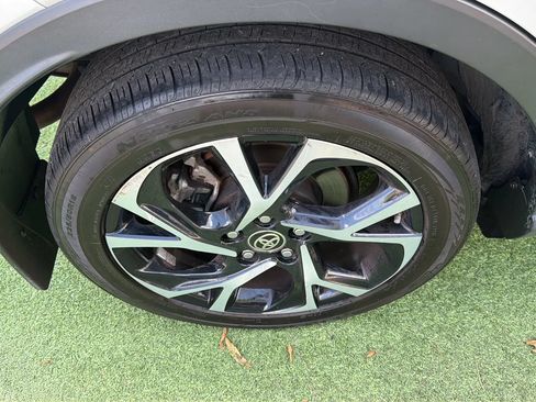 Used 2020 Toyota C-HR XLE FWD image 26
