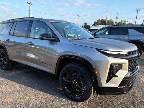 New 2027 Chevrolet Traverse RS w/ LPO, Floor Liner Package FWD image 6