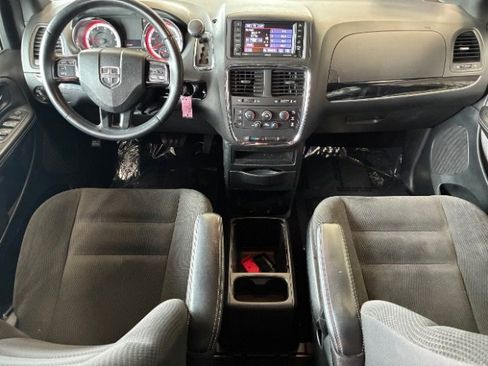 Used 2018 Dodge Grand Caravan SE image 3