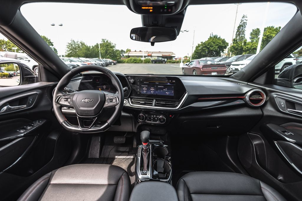 Used 2024 Chevrolet Trax RS w/ Sunroof Package FWD image 23