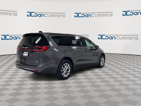 Used 2023 Chrysler Pacifica Touring-L AWD/4WD image 8