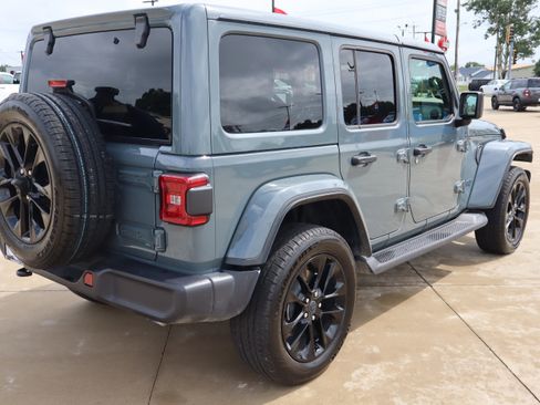 Used 2025 Jeep Wrangler Unlimited Sahara AWD/4WD image 5