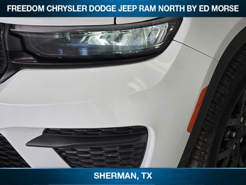 Used 2025 Jeep Grand Cherokee Altitude AWD/4WD image 5