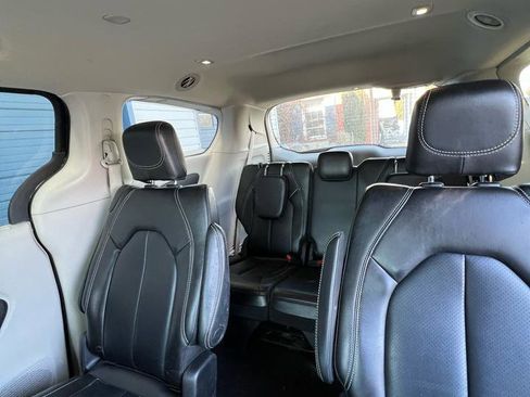 Used 2023 Chrysler Pacifica Touring-L image 10