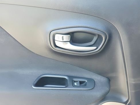 Used 2015 Jeep Renegade Latitude FWD image 17