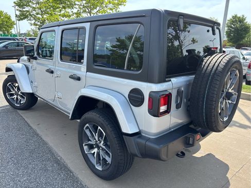 Used 2024 Jeep Wrangler Unlimited w/ Convenience Group AWD/4WD image 8