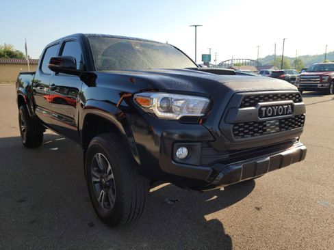 Used 2019 Toyota Tacoma TRD Sport AWD/4WD image 3
