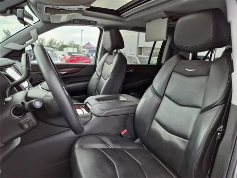 Used 2020 Cadillac Escalade ESV Premium Luxury image 17