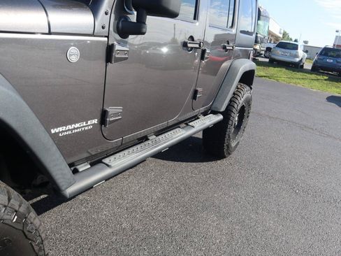 Used 2017 Jeep Wrangler Unlimited Rubicon w/ Cold Weather Group AWD/4WD image 31