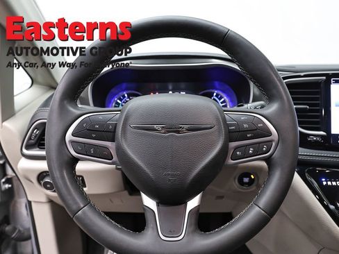 Used 2023 Chrysler Pacifica Touring-L FWD image 10