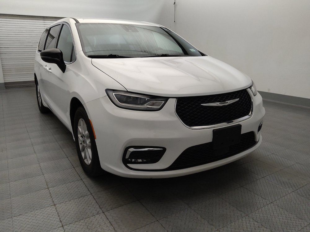 Used 2024 Chrysler Pacifica Touring FWD image 13