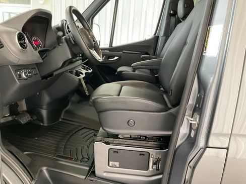 Used 2024 Mercedes-Benz Sprinter 2500 image 3