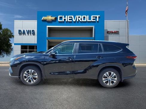 Used 2024 Toyota Highlander XLE AWD/4WD image 6