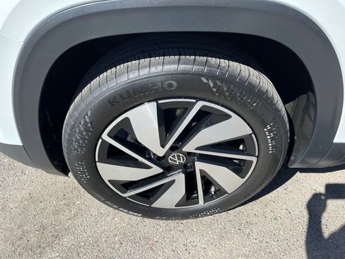 Used 2024 Volkswagen Atlas SE AWD/4WD image 21
