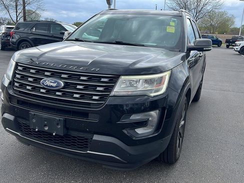 Used 2017 Ford Explorer XLT w/ Equipment Group 202A AWD/4WD image 14