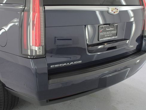 Used 2018 Cadillac Escalade Luxury image 24